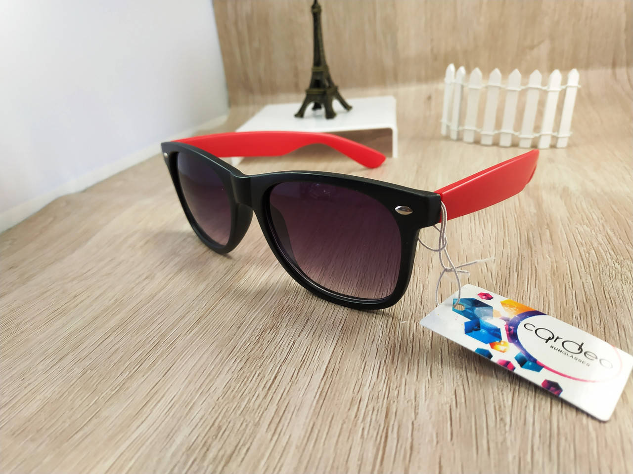 Солнцезащитные очки Ray Ban Wayfarer - черные c красными дужками (без логотипа), Красный
Солнцезащитные очки Ray Ban Wayfarer - черные c красными дужками (без логотипа), Красный
