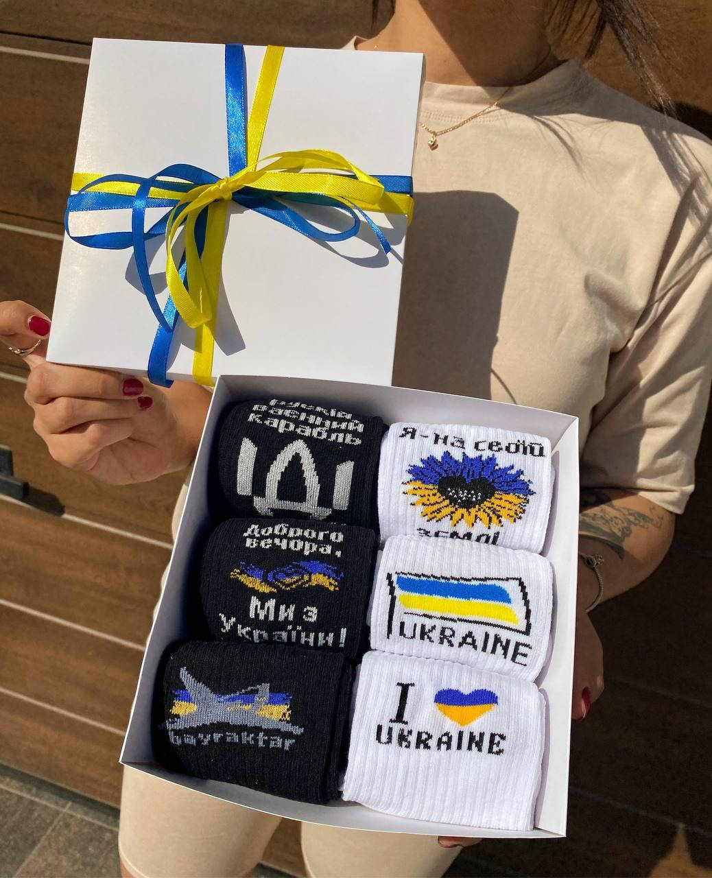 Подарочный бокс женских летных носков патриотических с украинской символикой 6 шт 36-40 р черно-белые
Подарочный бокс женских летных носков патриотических с украинской символикой 6 шт 36-40 р черно-белые
