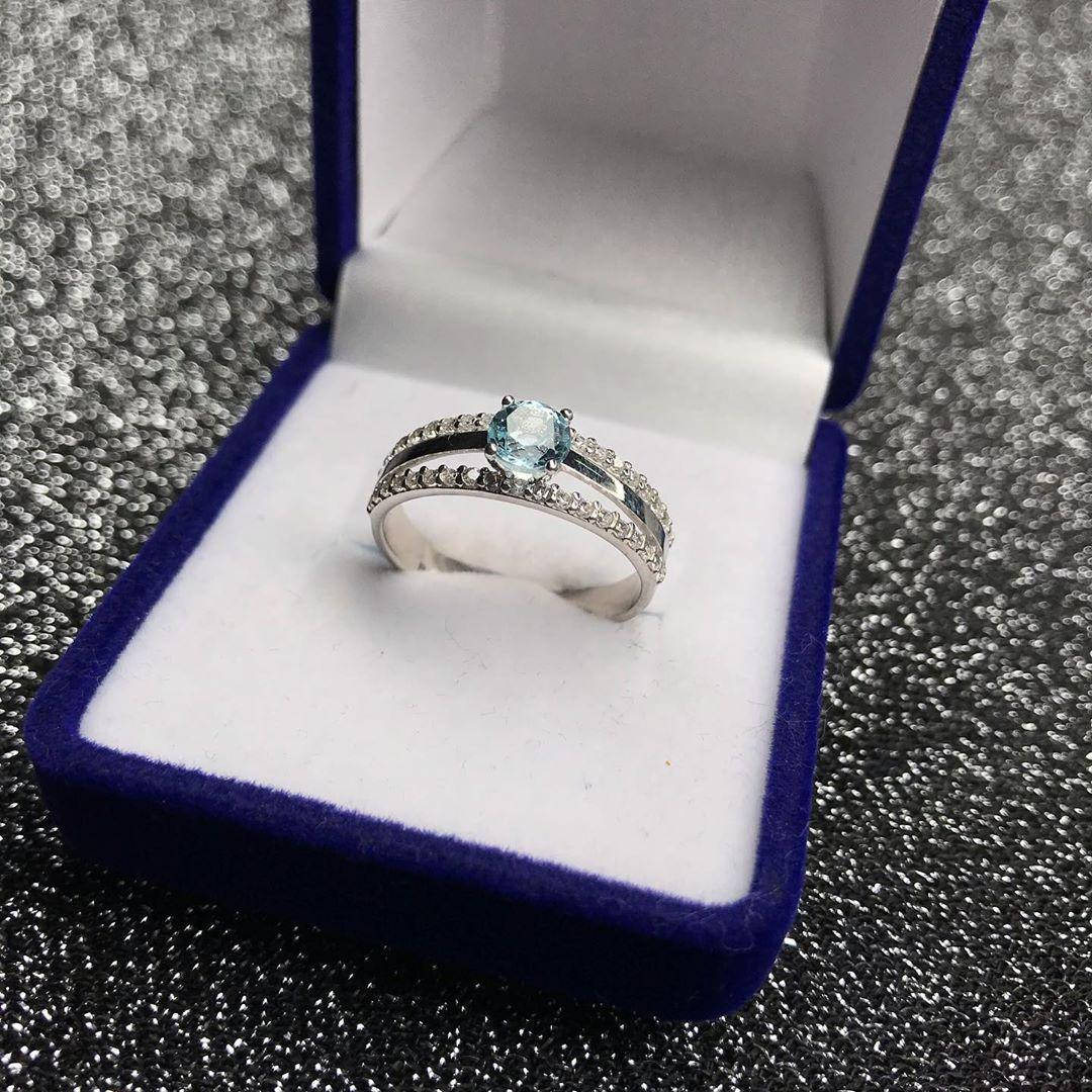 Кольцо серебряное 925 пробы вставка-голубой фианит
Кольцо серебряное 925 пробы вставка-голубой фианит