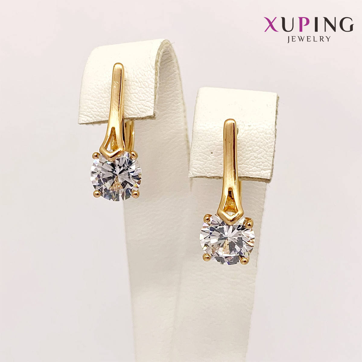 Серьги Xuping, размер 19х7 мм, белые фианиты (куб. цирконий), вес 3 г, позолота 18K, ХР01247 (1)
Серьги Xuping, размер 19х7 мм, белые фианиты (куб. цирконий), вес 3 г, позолота 18K, ХР01247 (1)