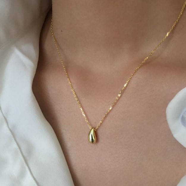 Цепочка с кулоном капелька золотистого цвета колье и ожерелье минимализм 
Цепочка с кулоном капелька золотистого цвета колье и ожерелье минимализм