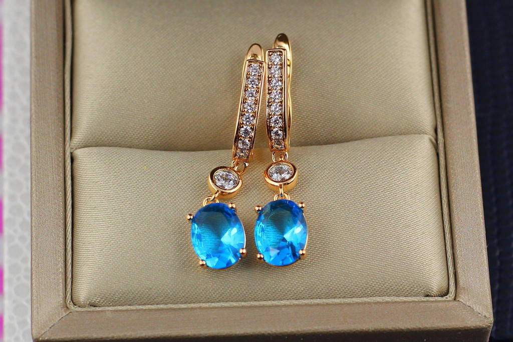 Серьги подвески Xuping Jewelry с голубыми овальными камнями 3,2 см золотистые 
Серьги подвески Xuping Jewelry с голубыми овальными камнями 3,2 см золотистые