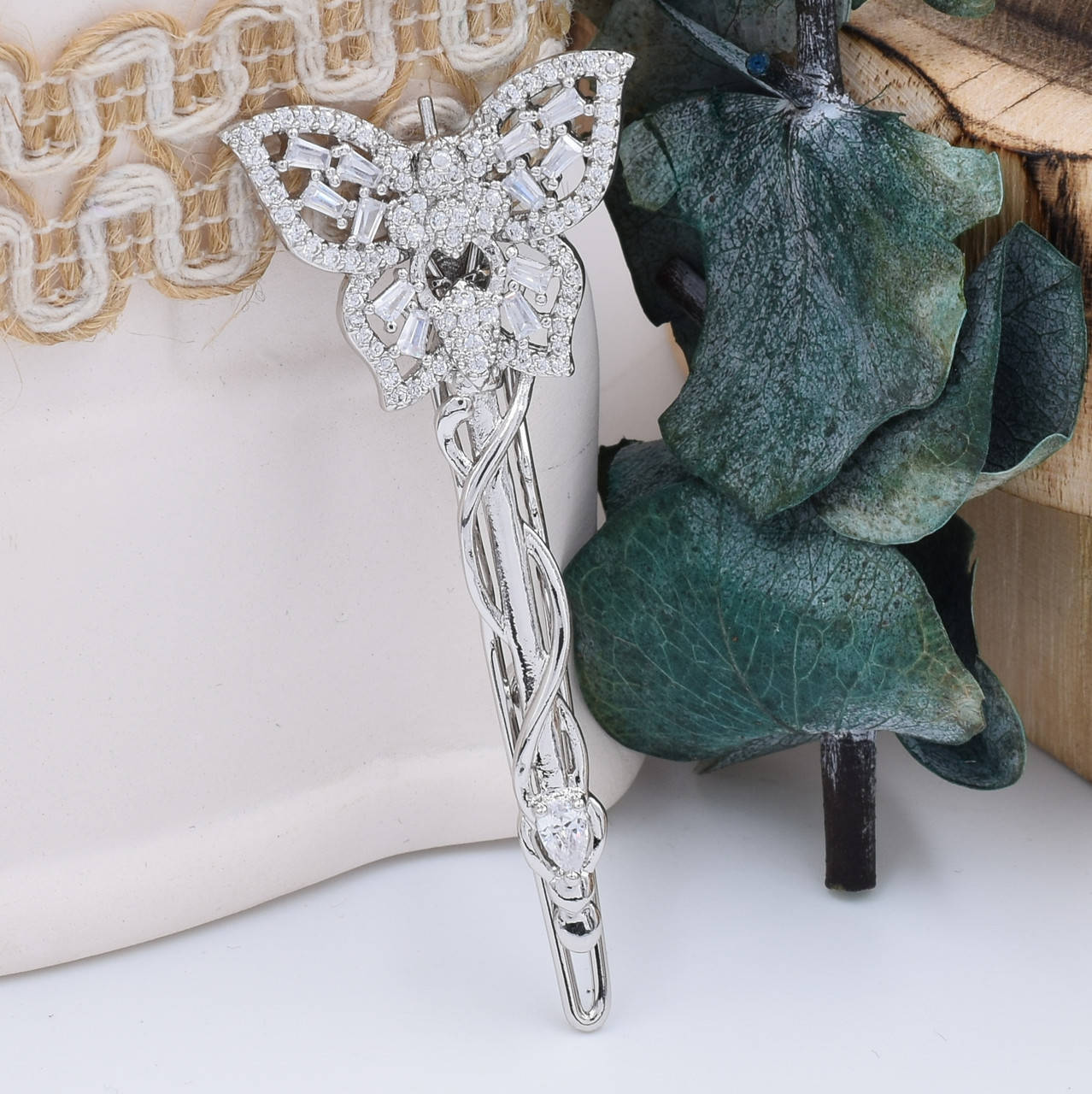 Брошь-булавка Xuping 31342 размер 60х23 мм белые фианиты вес 5.1 г позолота Белое Золото
Брошь-булавка Xuping 31342 размер 60х23 мм белые фианиты вес 5.1 г позолота Белое Золото