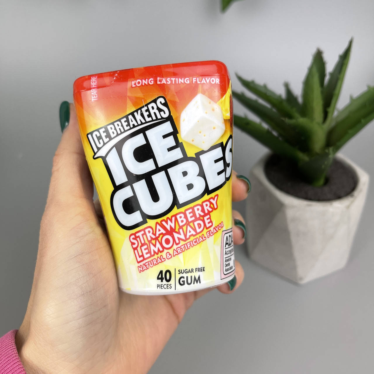 Жевательные подушечки со вкусом клубничного лимонада Ice Breakers Ice Cubes Strawberry Lemonade 40 шт
Жевательные подушечки со вкусом клубничного лимонада Ice Breakers Ice Cubes Strawberry Lemonade 40 шт
