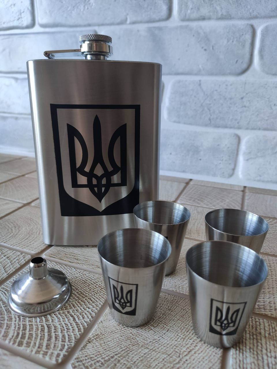 Подарочный набор - фляга и 4 рюмки, герб Украины чёрный 9oz, подарок патриоту, фляга 270 мл (61004)
Подарочный набор - фляга и 4 рюмки, герб Украины чёрный 9oz, подарок патриоту, фляга 270 мл (61004)