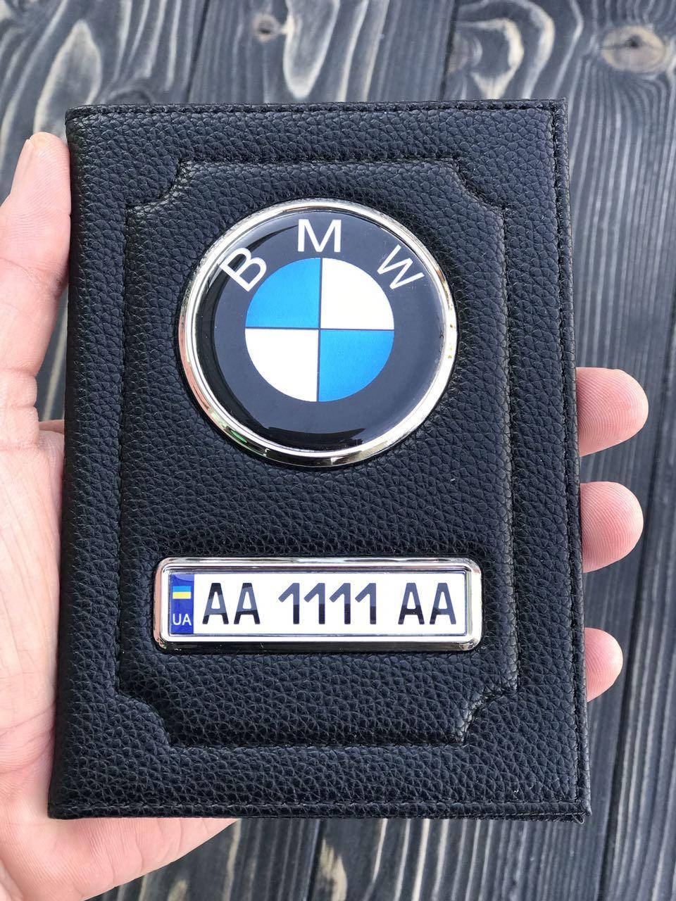 Кожаная обложка для автодокументов с логотипом и гос. номером авто ребристая кожа с черной ниткою
Кожаная обложка для автодокументов с логотипом и гос. номером авто ребристая кожа с черной ниткою