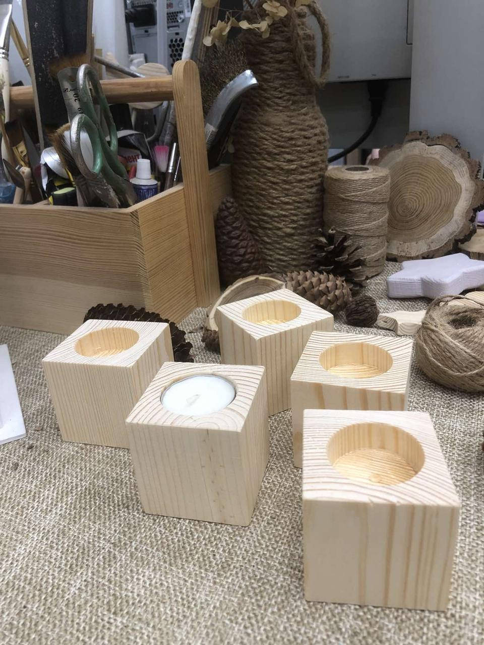 Подсвечник из сосны 6*6*6 см с отверстием под чайную свечу 40 мм 
Подсвечник из сосны 6*6*6 см с отверстием под чайную свечу 40 мм