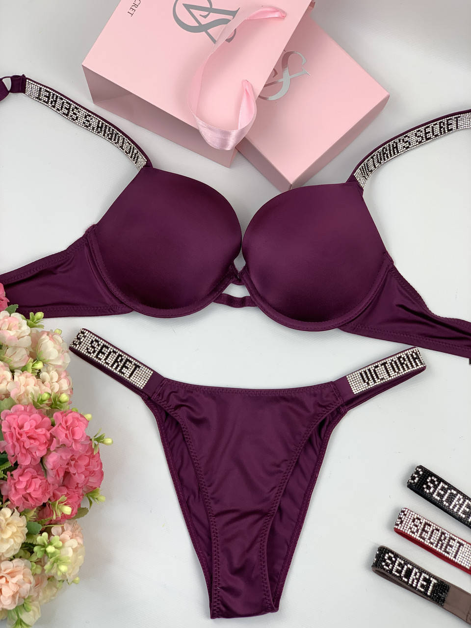 Комплект женского нижнего белья Victoria’s Secret Виктория Сикрет модель Rhinestone со стразами, Разные цвета
Комплект женского нижнего белья Victoria’s Secret Виктория Сикрет модель Rhinestone со стразами, Разные цвета