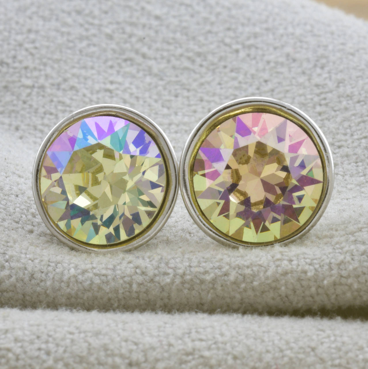 Серьги с кристаллами Swarovski 83081 размер 10х10 мм вес 2.8 г цвет блестящий желтый позолота Белое Золото
Серьги с кристаллами Swarovski 83081 размер 10х10 мм вес 2.8 г цвет блестящий желтый позолота Белое Золото
