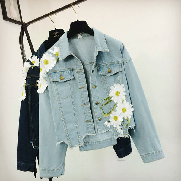 Женская джинсовая куртка нашивка ромашка
Женская джинсовая куртка нашивка ромашка