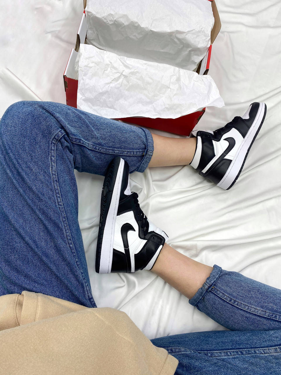 Модные кроссовки фирменные стильные молодежные высокие Nike Air Jordan Retro High Black/White черные/белые, Черно-белый
Модные кроссовки фирменные стильные молодежные высокие Nike Air Jordan Retro High Black/White черные/белые, Черно-белый