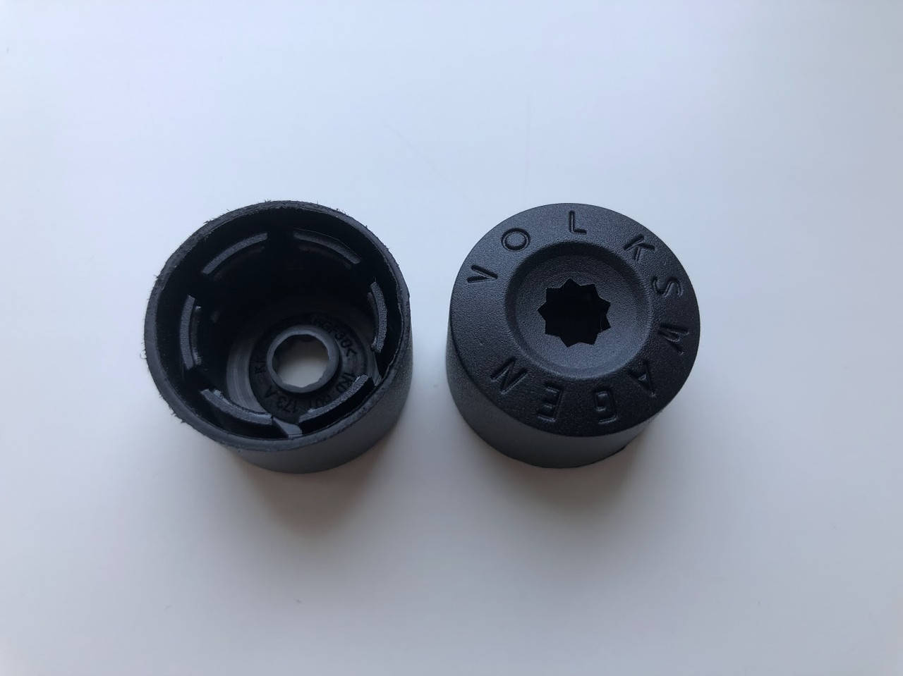 Ковпачки секретка на колісні болти Гайки Volkswagen 1K0 601 173 A 
Ковпачки секретка на колісні болти Гайки Volkswagen 1K0 601 173 A