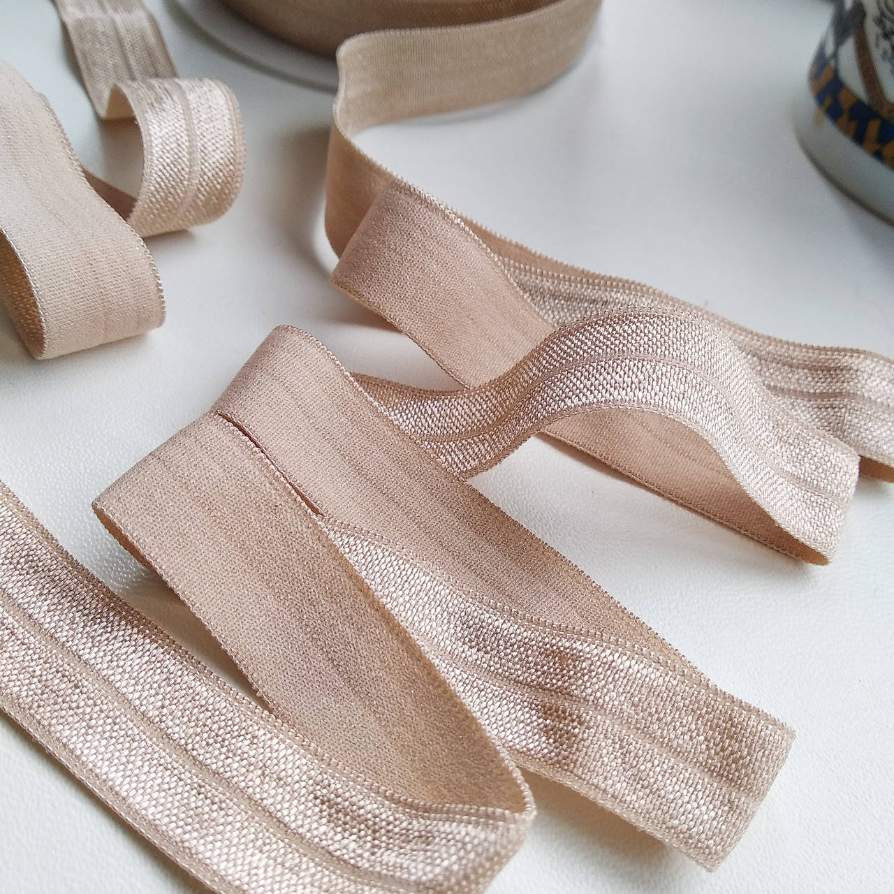 Стрейчевая бейка 1,5см бежевая 
Стрейчевая бейка 1,5см бежевая