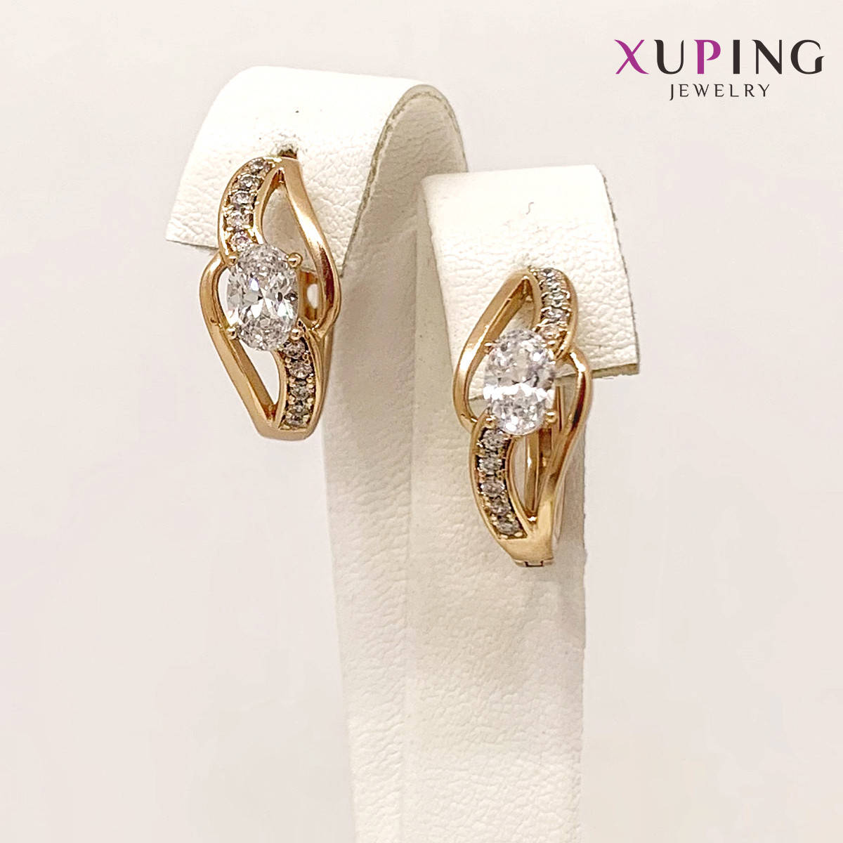 Серьги Xuping, размер 17х8 мм, белые фианиты (куб. цирконий), вес 4 г, позолота 18K, ХР01181 (1)
Серьги Xuping, размер 17х8 мм, белые фианиты (куб. цирконий), вес 4 г, позолота 18K, ХР01181 (1)