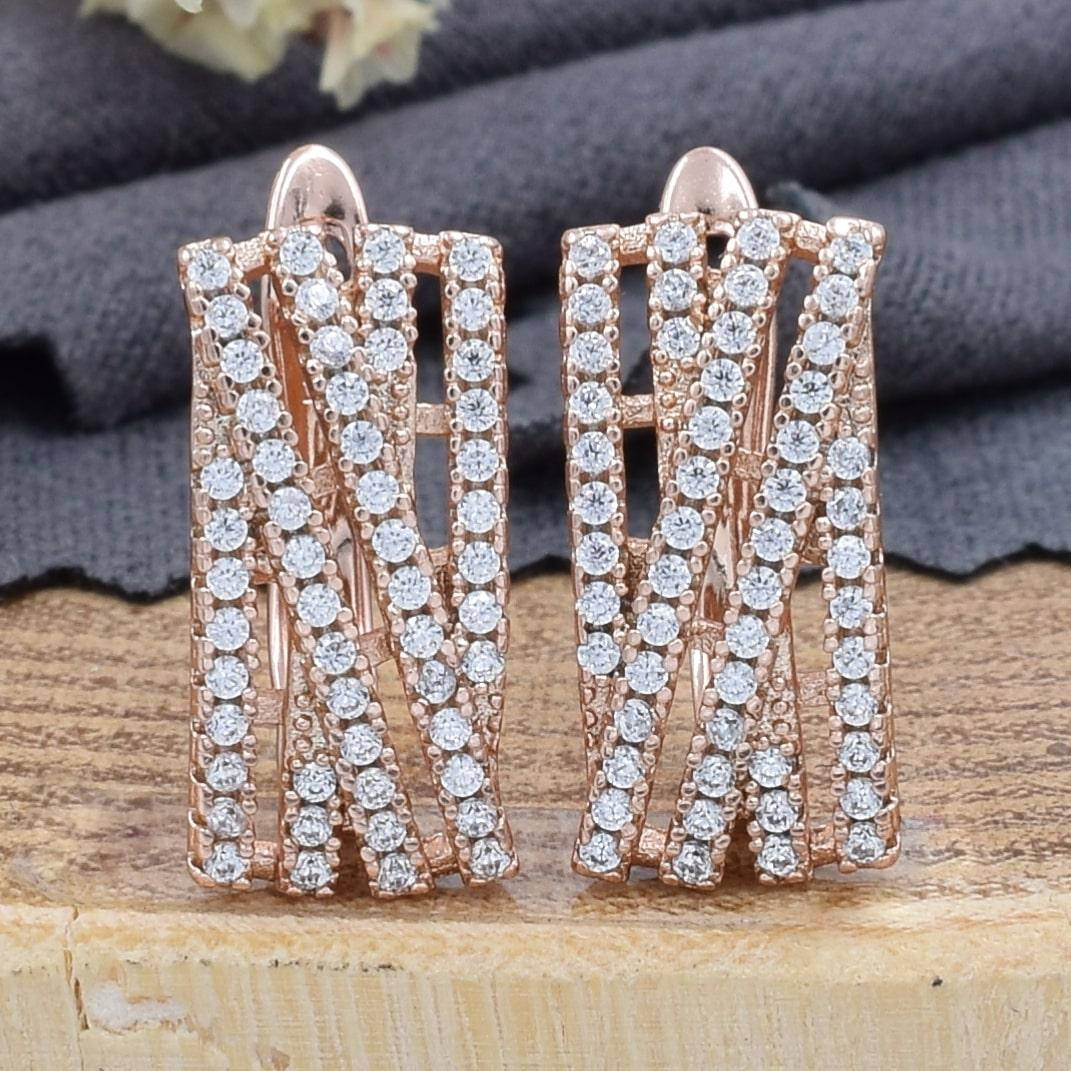 Серьги Xuping 30261 размер 16х7 мм белые фианиты вес 3.0 г позолота РО
Серьги Xuping 30261 размер 16х7 мм белые фианиты вес 3.0 г позолота РО