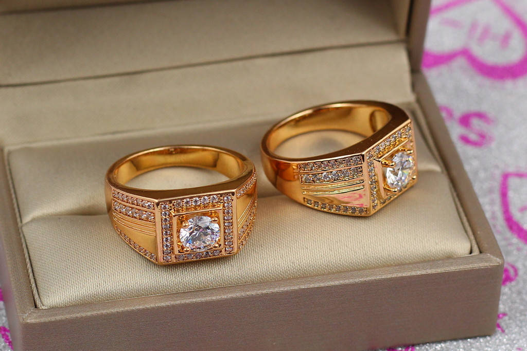 Печатка Xuping Jewelry гладкая с камнем в середине квадрата и мелкими камнями по периметру 19,20,21,22,23 р 21
Печатка Xuping Jewelry гладкая с камнем в середине квадрата и мелкими камнями по периметру 19,20,21,22,23 р 21