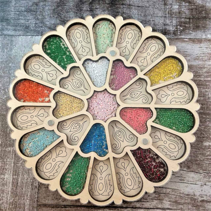 Деревянный органайзер для бисера с крышкой, диаметр 20х20 см
Деревянный органайзер для бисера с крышкой, диаметр 20х20 см