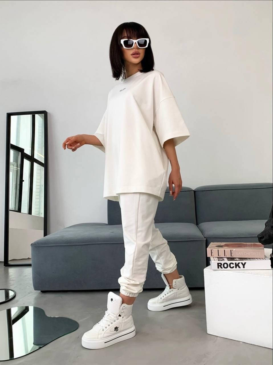 Женский oversize прогулочный костюм: свободная футболка и штаны (синий, малиновый, черный, белый, бежевый) Белый, 46/48
Женский oversize прогулочный костюм: свободная футболка и штаны (синий, малиновый, черный, белый, бежевый) Белый, 46/48