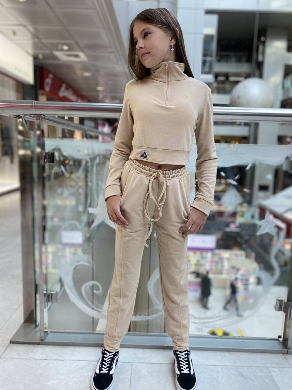 Спортивный костюм для девочки с укорочённой кофтой
Спортивный костюм для девочки с укорочённой кофтой