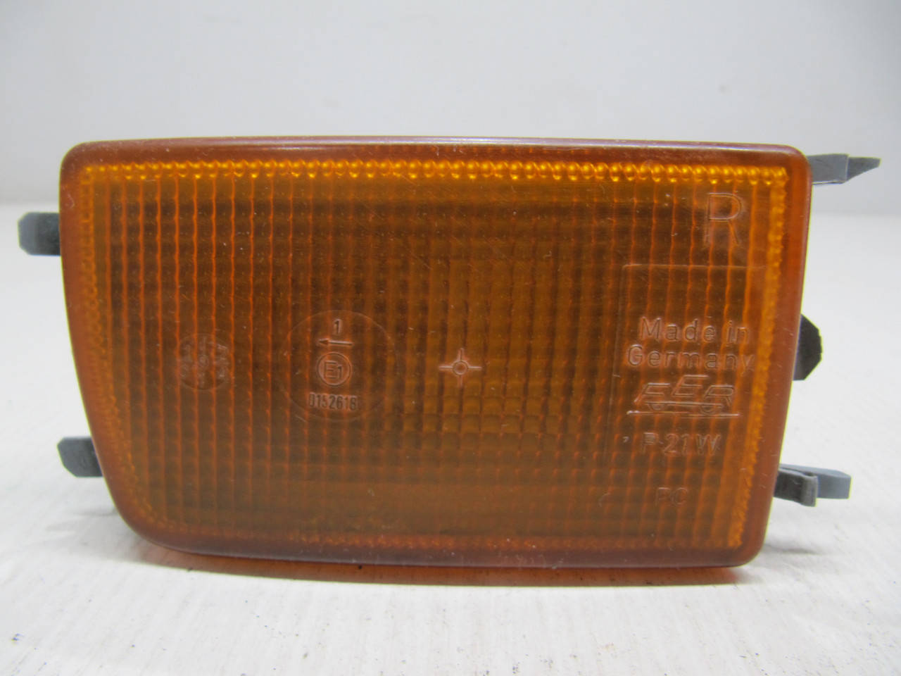 Правый повторитель поворотник в бампер Фольксваген Гольф 3 Венто VW Golf 3 Vento Оригинал 
Правый повторитель поворотник в бампер Фольксваген Гольф 3 Венто VW Golf 3 Vento Оригинал