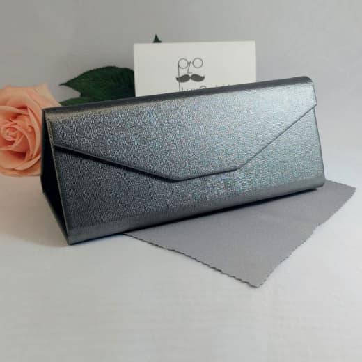 Жесткий чехол-трансформер для солнцезащитных очков серебристый
Жесткий чехол-трансформер для солнцезащитных очков серебристый