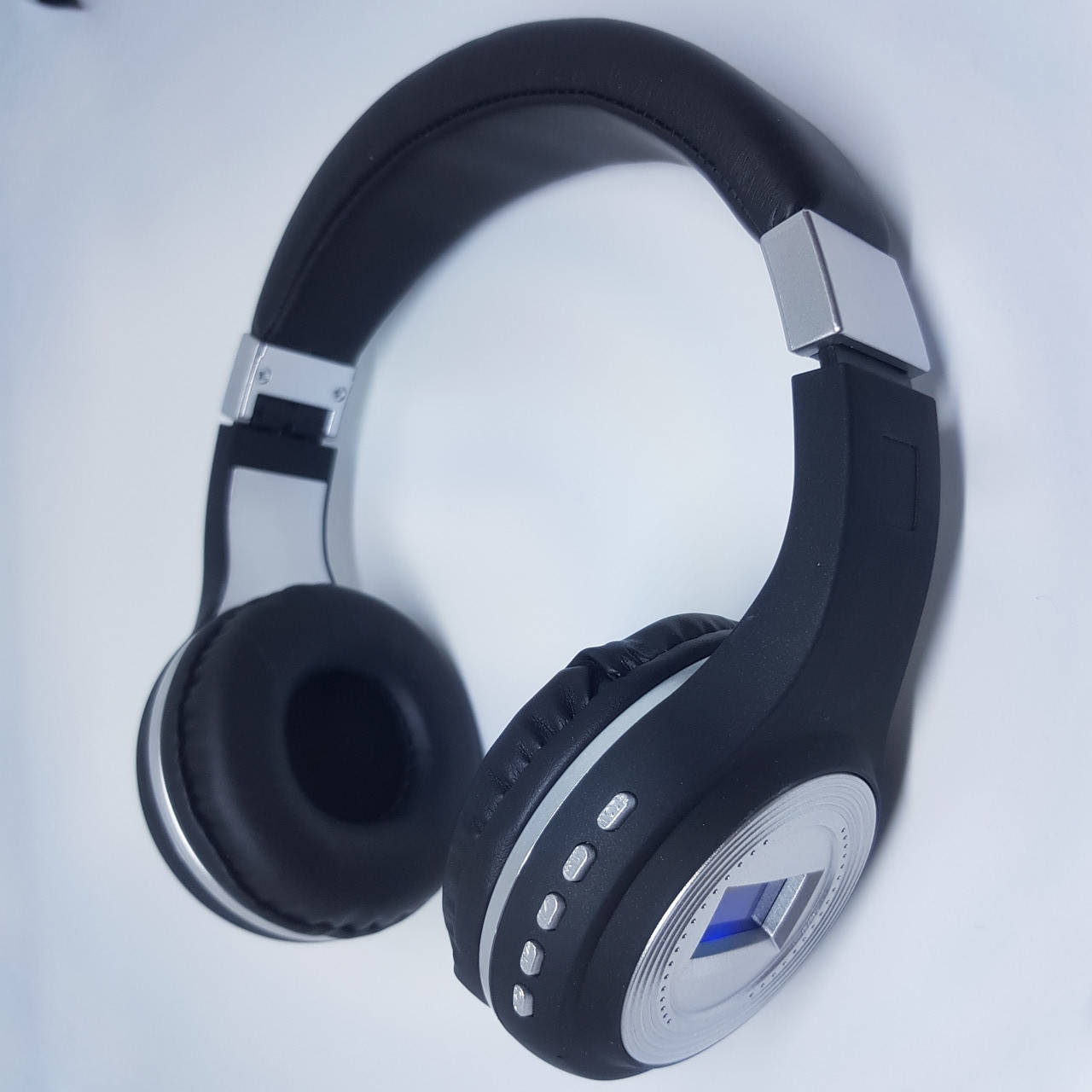 Беспроводные Bluetooth наушники гарнитура с MP3 плеером радио и LED дисплеем microSD UKC 471 BT черный!
Беспроводные Bluetooth наушники гарнитура с MP3 плеером радио и LED дисплеем microSD UKC 471 BT черный!