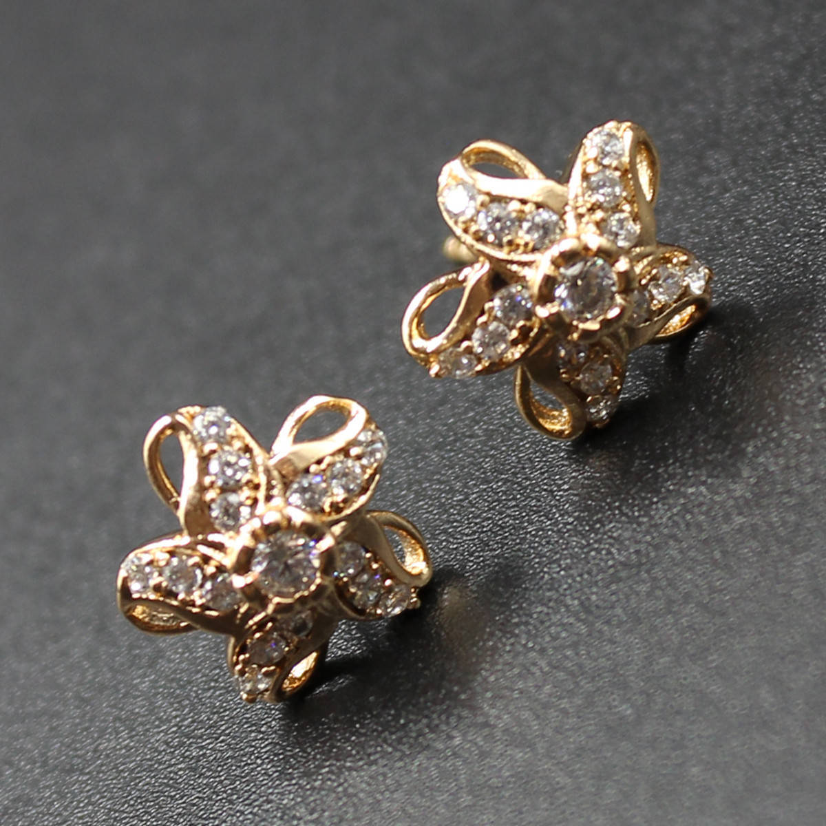 Серёжки женские золотистого цвета Xuping Jewelry гвоздики,пусеты цветочек со стразами 24K
Серёжки женские золотистого цвета Xuping Jewelry гвоздики,пусеты цветочек со стразами 24K