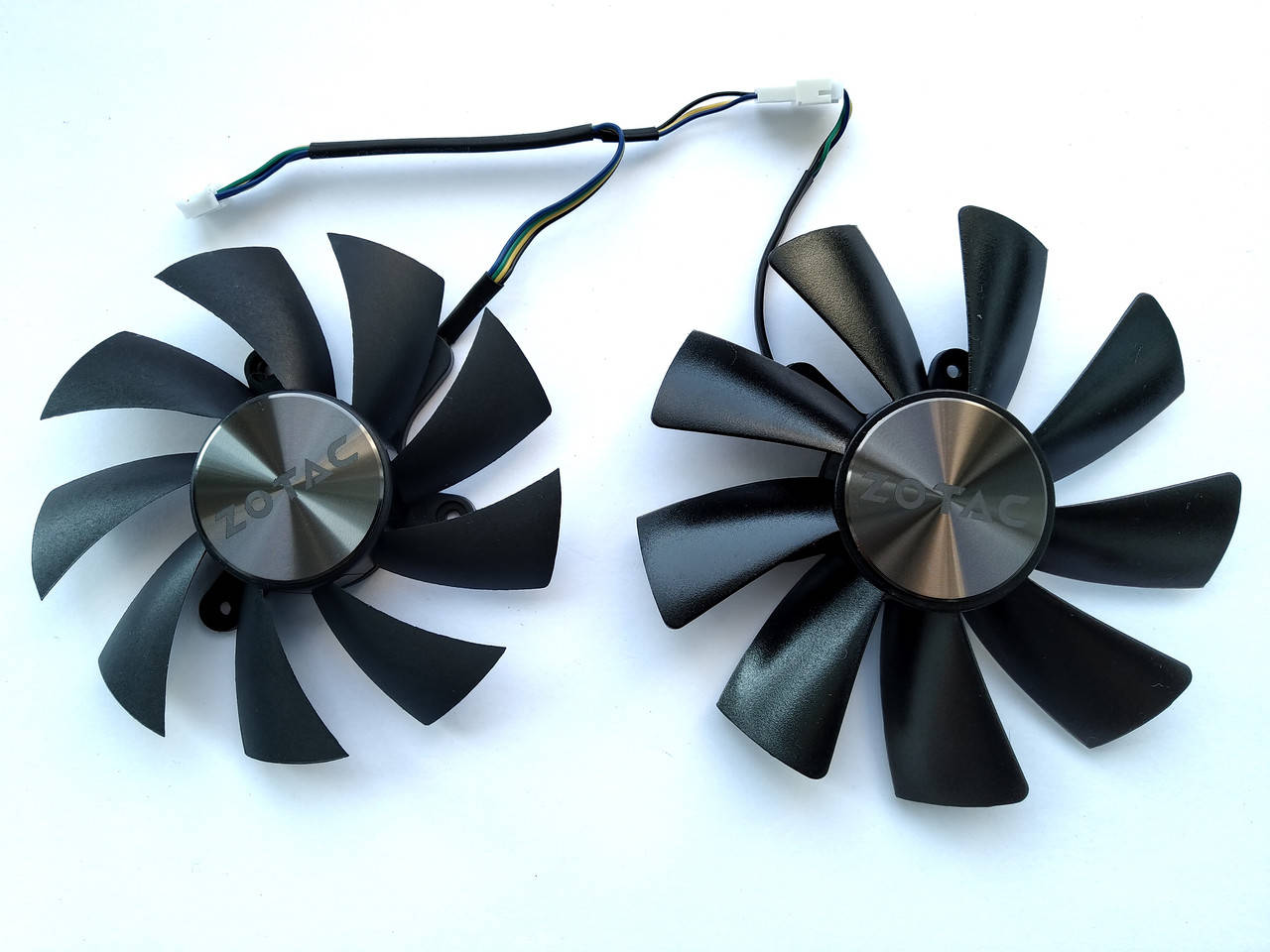 Вентилятор №169 кулер для видеокарты Zotac Mini GTX 1070Ti 1080Ti GAA8S2H GAA8S2U GA92S2H
Вентилятор №169 кулер для видеокарты Zotac Mini GTX 1070Ti 1080Ti GAA8S2H GAA8S2U GA92S2H