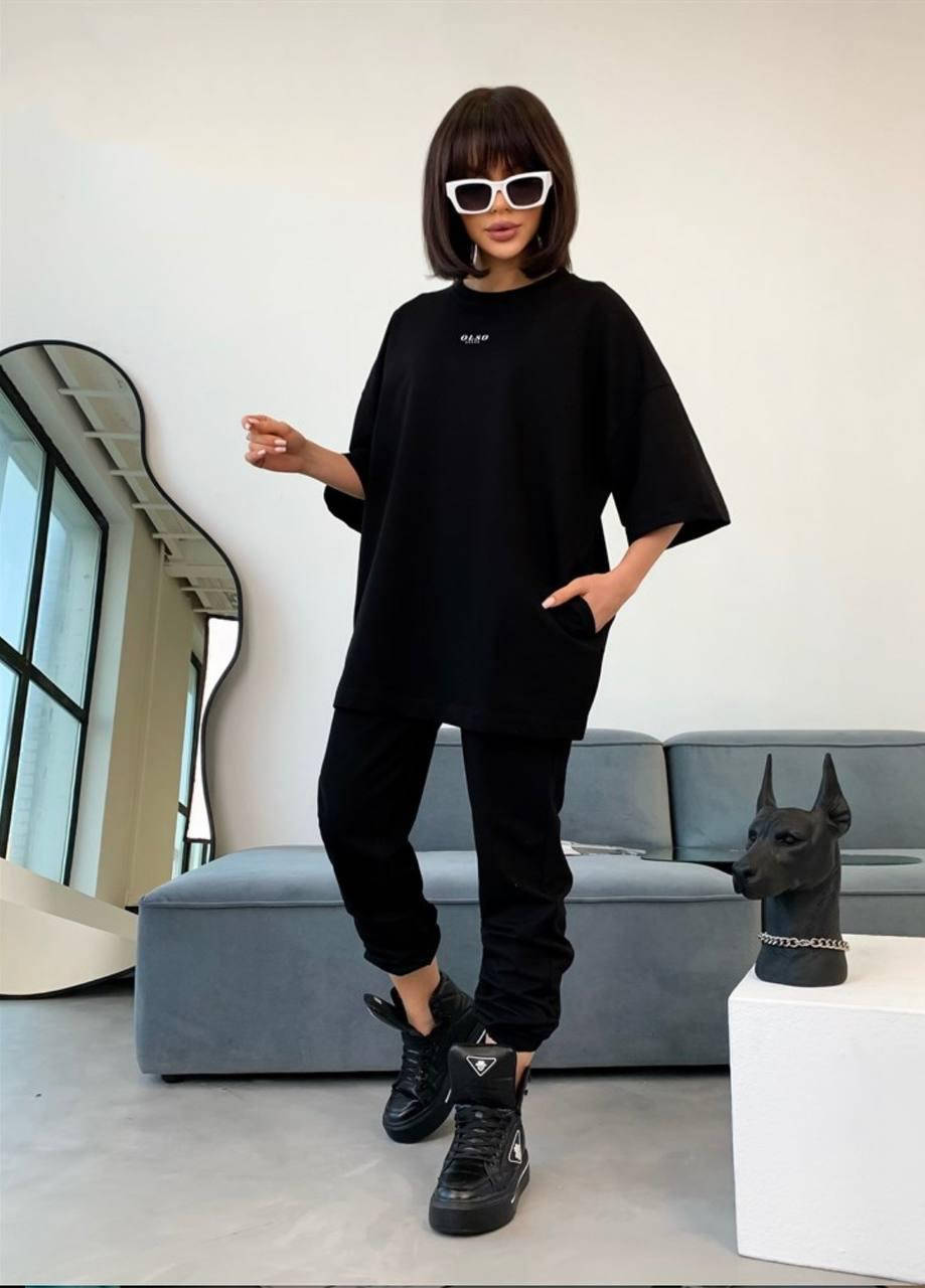 Женский oversize прогулочный костюм: свободная футболка и штаны (синий, малиновый, черный, белый, бежевый) Черный, 46/48
Женский oversize прогулочный костюм: свободная футболка и штаны (синий, малиновый, черный, белый, бежевый) Черный, 46/48