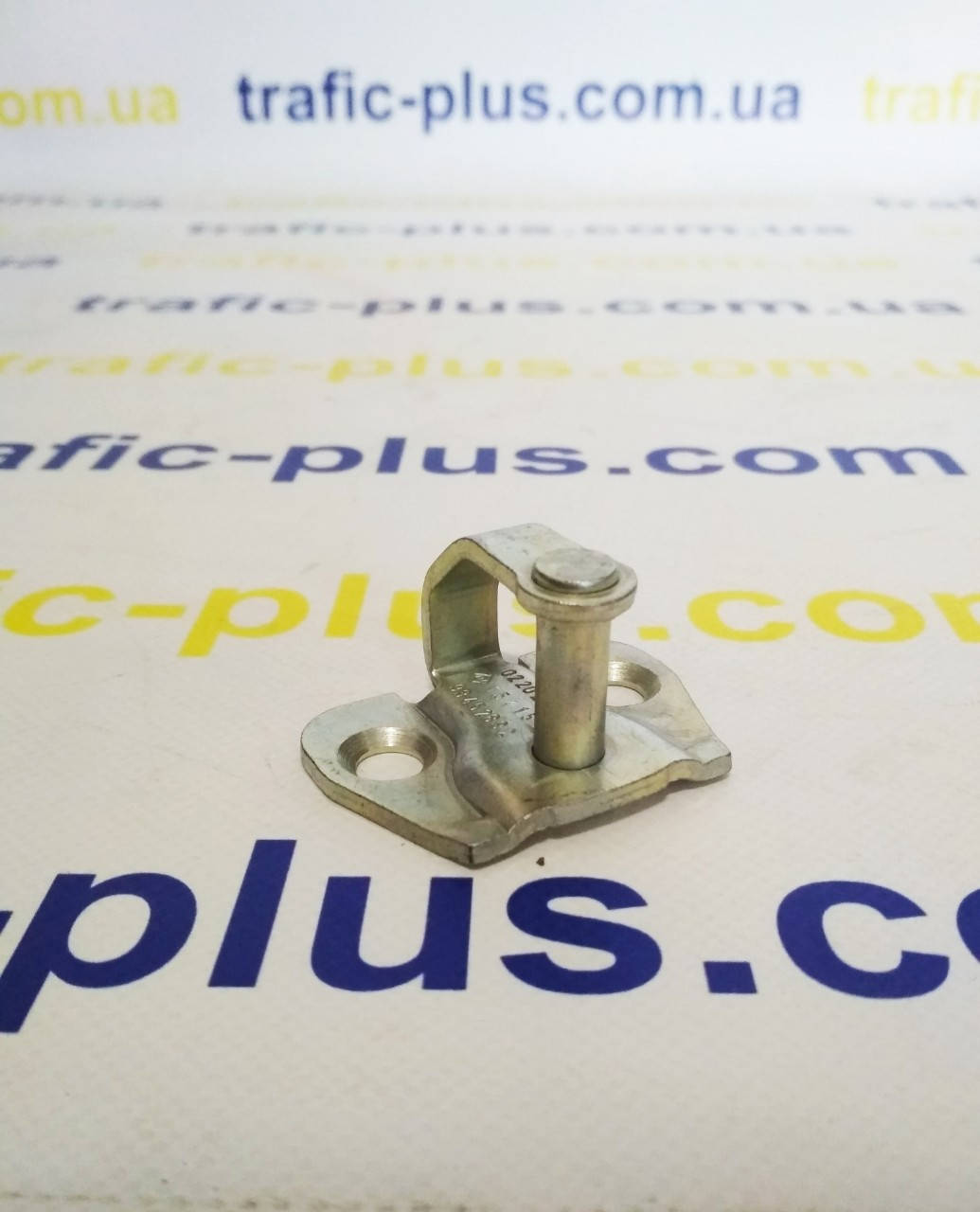 Скоба замка задней двери (ляды) на Renault Trafic -> Оригинал (Франция) 905702202R 
Скоба замка задней двери (ляды) на Renault Trafic -> Оригинал (Франция) 905702202R