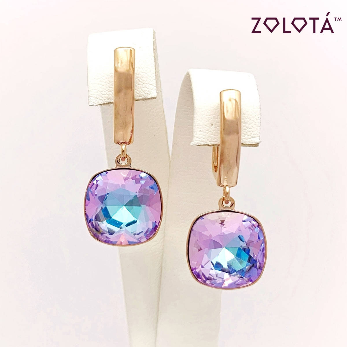Серьги Zolota, размер 32х12 мм, кристаллы Swarovski сиренево-голубого цвета, вес 6 г, позолота PO, ЗЛ01397 (1)
Серьги Zolota, размер 32х12 мм, кристаллы Swarovski сиренево-голубого цвета, вес 6 г, позолота PO, ЗЛ01397 (1)