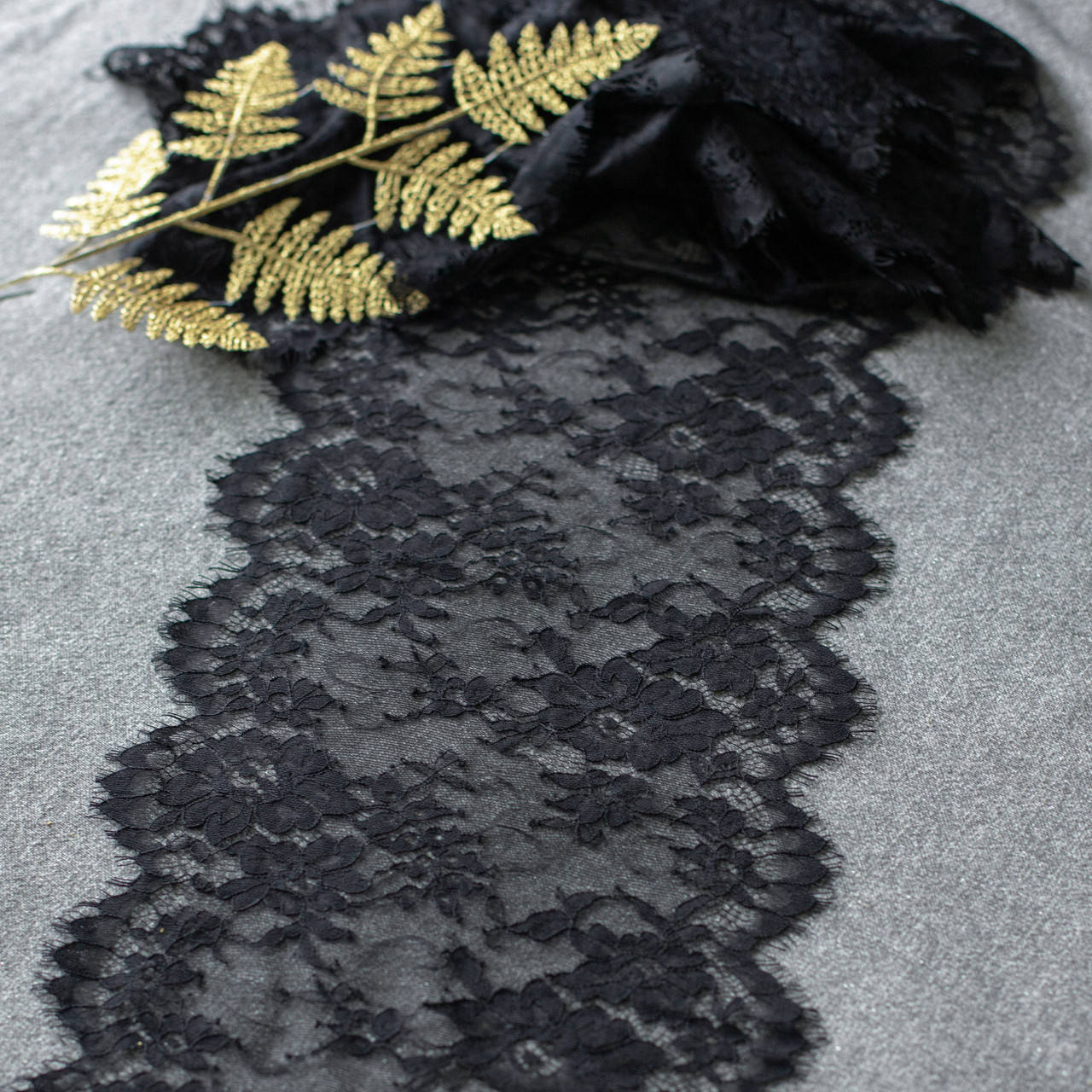 Французское кружево (шантильи) / цвет черный / ширина 22 см / упаковка 3 м 
Французское кружево (шантильи) / цвет черный / ширина 22 см / упаковка 3 м