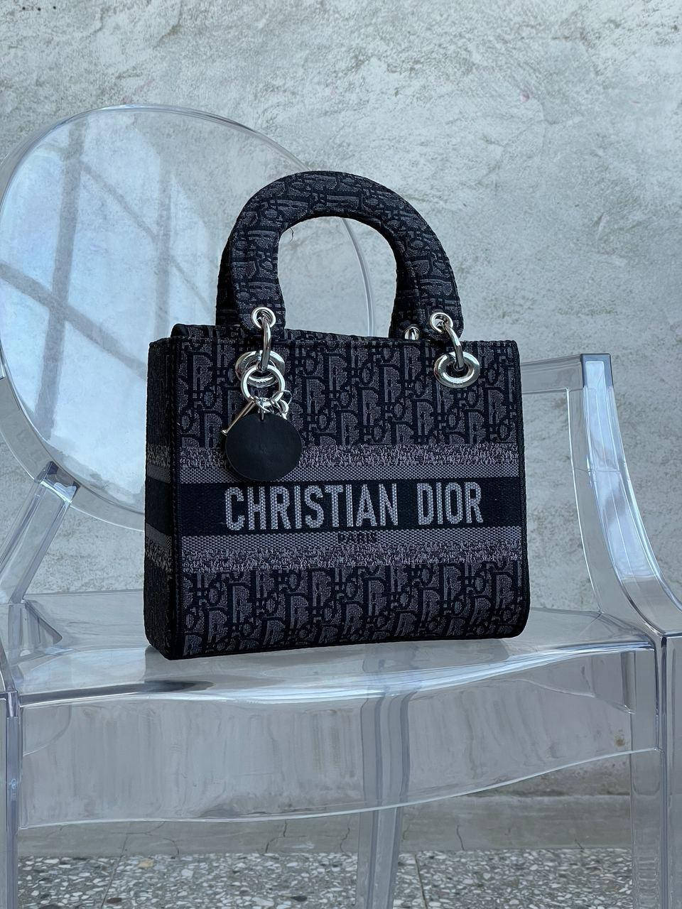 Женская сумочка Текстиль Christian Dior Lady D-Lite Black Сумка Кристиан Диор черная, Черный
Женская сумочка Текстиль Christian Dior Lady D-Lite Black Сумка Кристиан Диор черная, Черный
