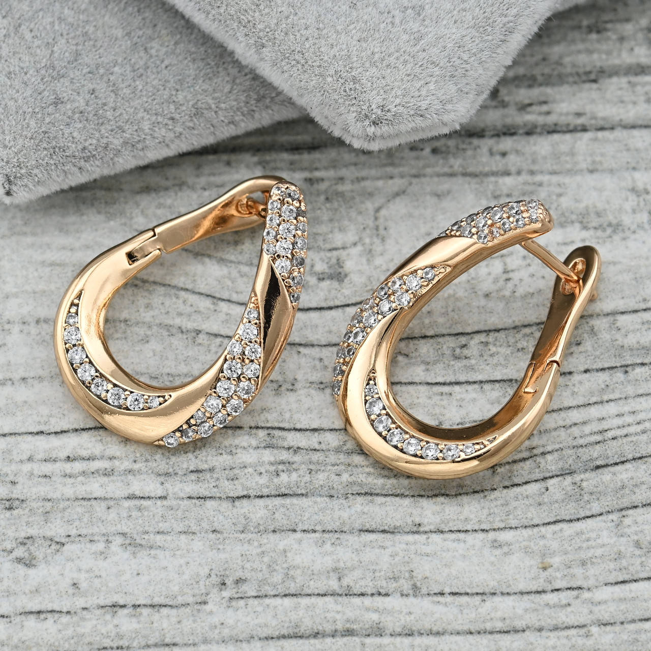 Серьги Сияние 36448 размер 22х17 мм белые фианиты вес 4.9 г позолота 18К
Серьги Сияние 36448 размер 22х17 мм белые фианиты вес 4.9 г позолота 18К