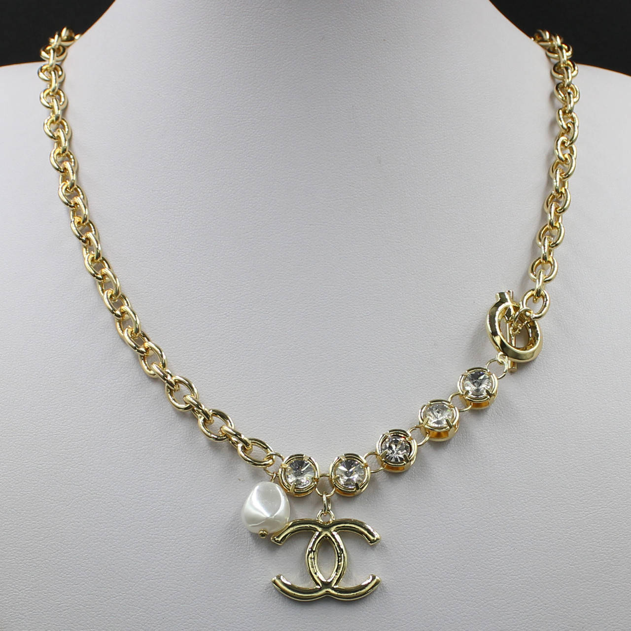 Колье женское CHANEL цвет золото масивная цепочка 55 см с кулонам из жемчуга и кулона в виде Тм
Колье женское CHANEL цвет золото масивная цепочка 55 см с кулонам из жемчуга и кулона в виде Тм