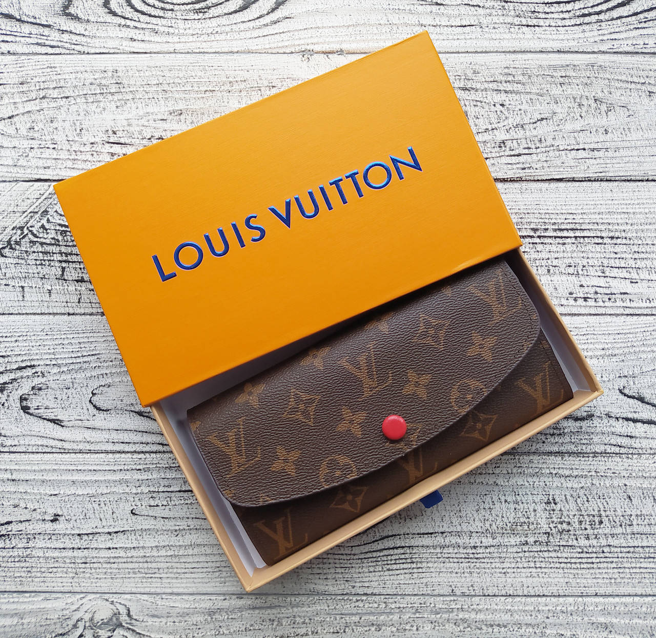 Стильный женский кошелек Louis Vuitton коричневый из эко-кожи, с красной подкладкой и кнопкой
Стильный женский кошелек Louis Vuitton коричневый из эко-кожи, с красной подкладкой и кнопкой