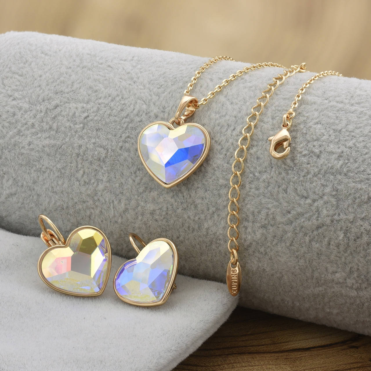 Набор Xuping Swarovski 87034расп мелкие царапины кулон 20х17 мм + цепочка 40+6 см + серьги 21х17 цвет рассвет
Набор Xuping Swarovski 87034расп мелкие царапины кулон 20х17 мм + цепочка 40+6 см + серьги 21х17 цвет рассвет