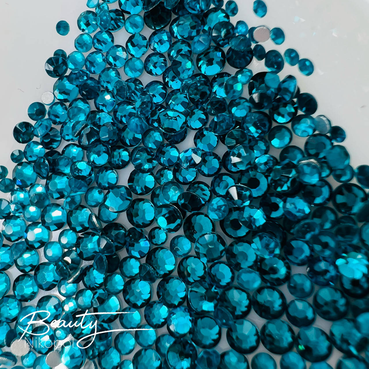 Стразы стекляные Blue Zircone разных размеров 1440 штук, Белый 
Стразы стекляные Blue Zircone разных размеров 1440 штук, Белый