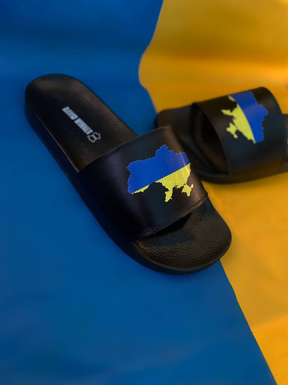 Шлепанцы Украина черные натуральная кожа карта Украины мужские шлепки тапочки тапки сланцы кожаные шлепанцы, Черный
Шлепанцы Украина черные натуральная кожа карта Украины мужские шлепки тапочки тапки сланцы кожаные шлепанцы, Черный