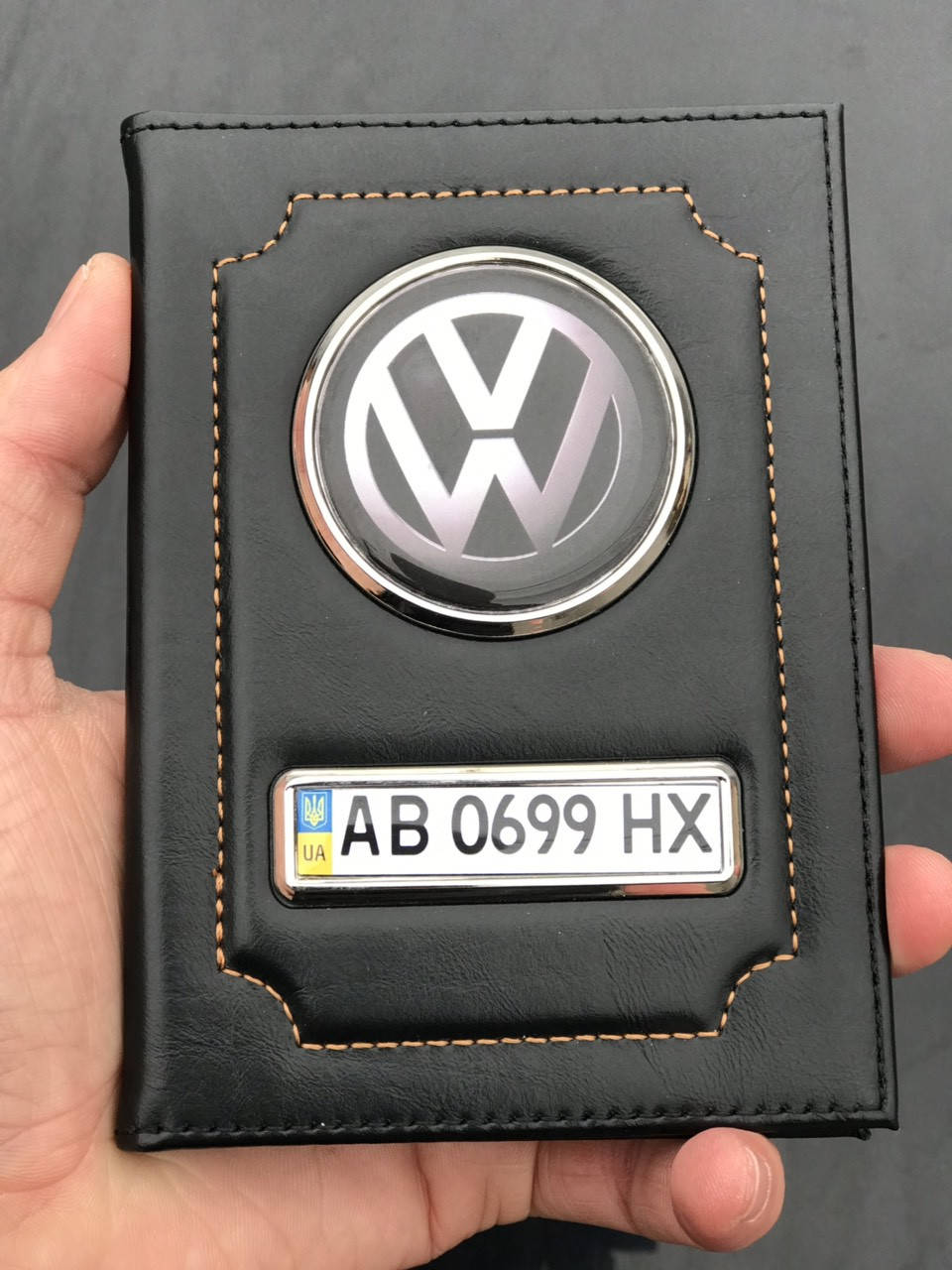 Кожаная обложка для автодокументов Volkswagen с логотипом и гос. номером авто черная глянцевая кожа
Кожаная обложка для автодокументов Volkswagen с логотипом и гос. номером авто черная глянцевая кожа