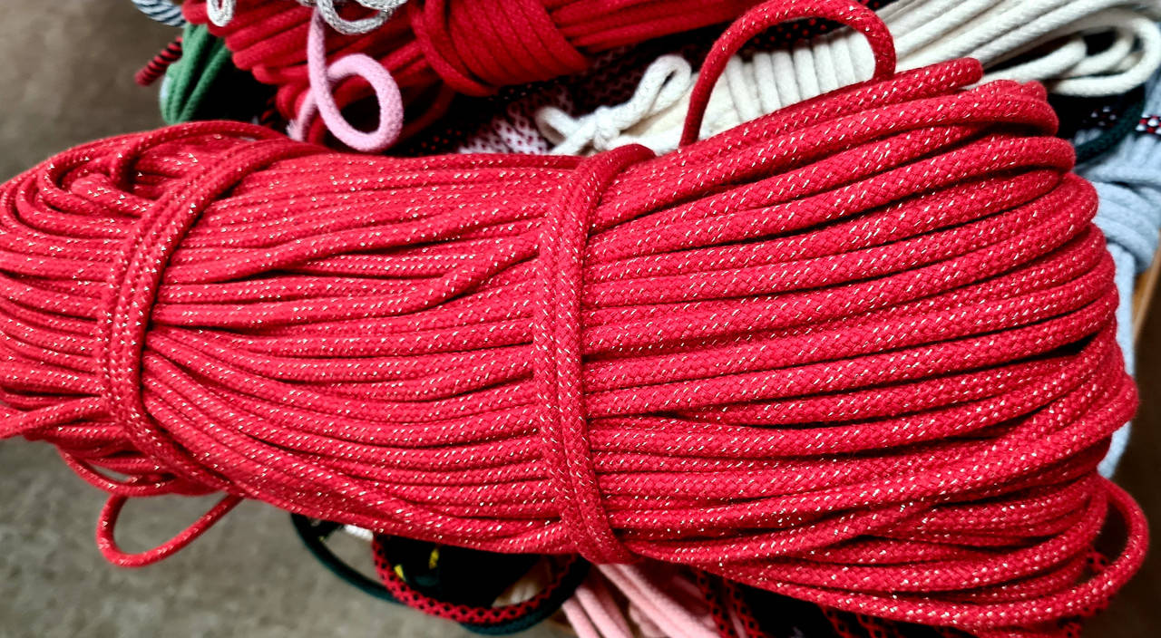 Шнур плетёный 5 мм с сердечником Красный с люрексом золото
Шнур плетёный 5 мм с сердечником Красный с люрексом золото