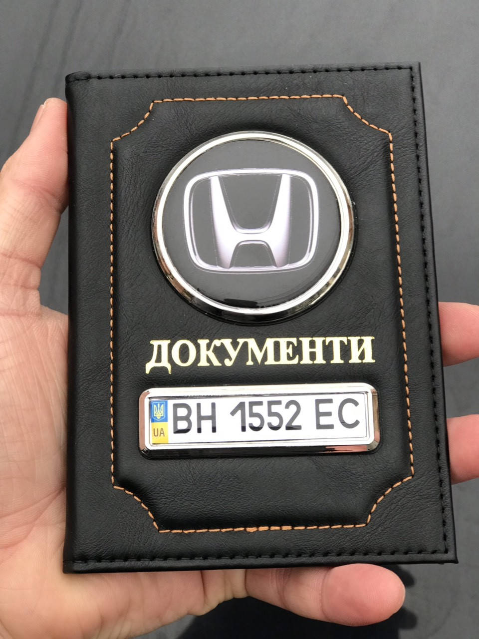 Кожаная обложка для автодокументов Honda с логотипом и гос. номером авто черная глянцевая кожа документи
Кожаная обложка для автодокументов Honda с логотипом и гос. номером авто черная глянцевая кожа документи