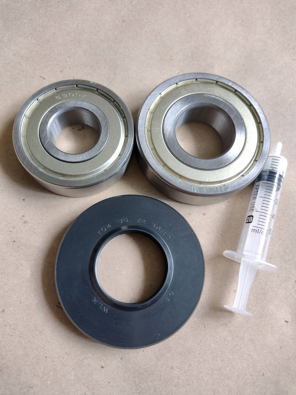 Комплект подшипников SKL 6305+6306 + сальник (35*72*10/12 mm/мм)+смазка для стиральной машины bosch , Siemens,, Белый
Комплект подшипников SKL 6305+6306 + сальник (35*72*10/12 mm/мм)+смазка для стиральной машины bosch , Siemens,, Белый