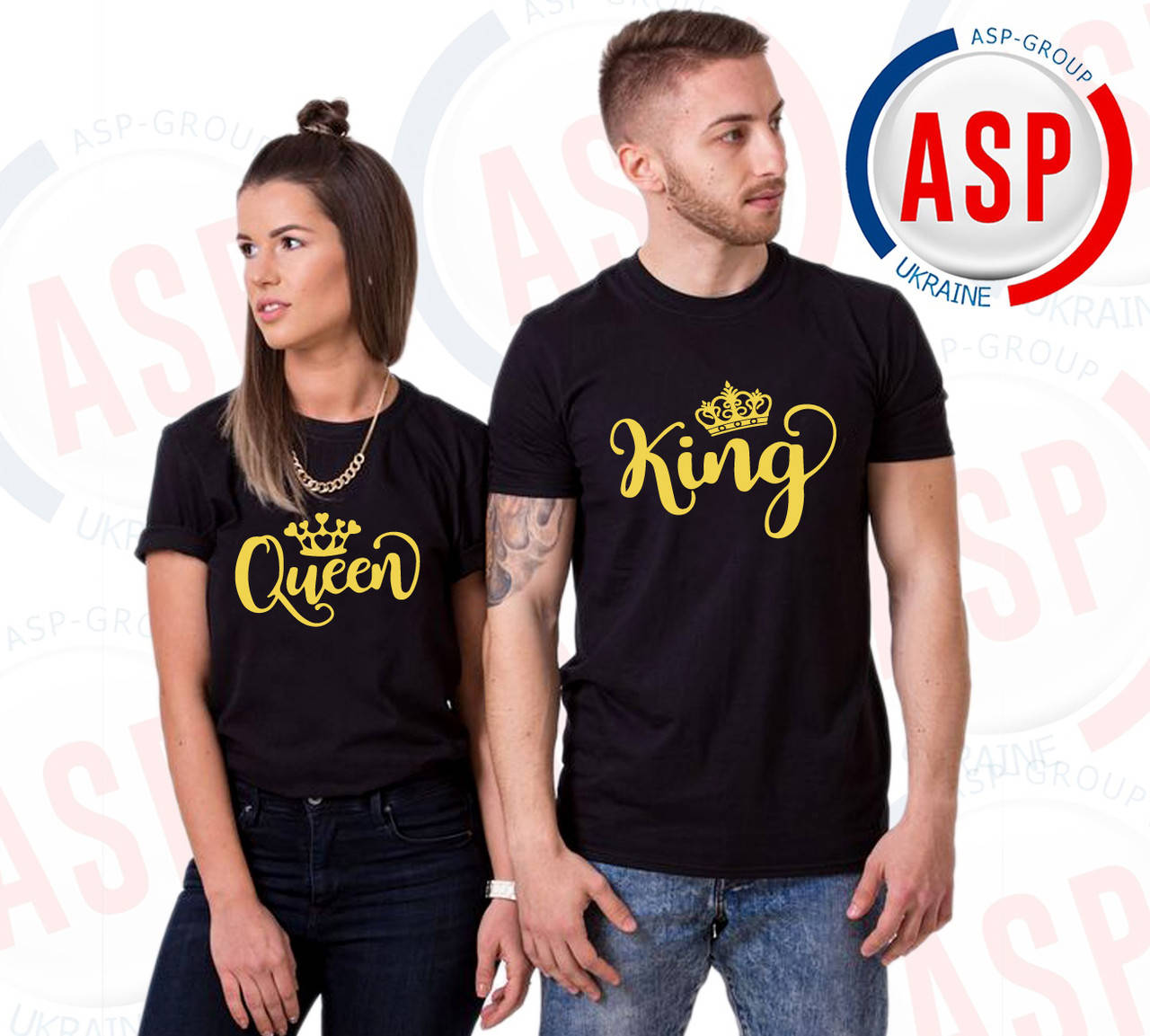 Парные футболки черные с надписью King Queen и короной спереди золото цвета печати под заказ
Парные футболки черные с надписью King Queen и короной спереди золото цвета печати под заказ
