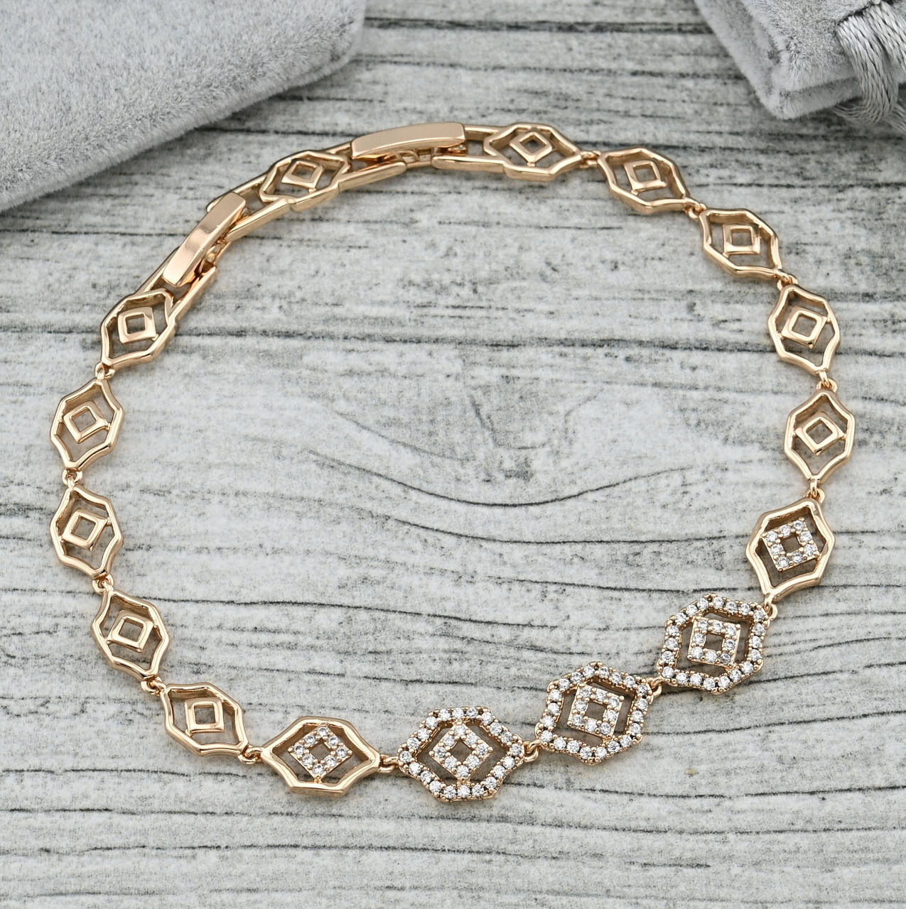 Браслет 36956 ширина 8 мм белые фианиты позолота 18К длина 17+2
Браслет 36956 ширина 8 мм белые фианиты позолота 18К длина 17+2