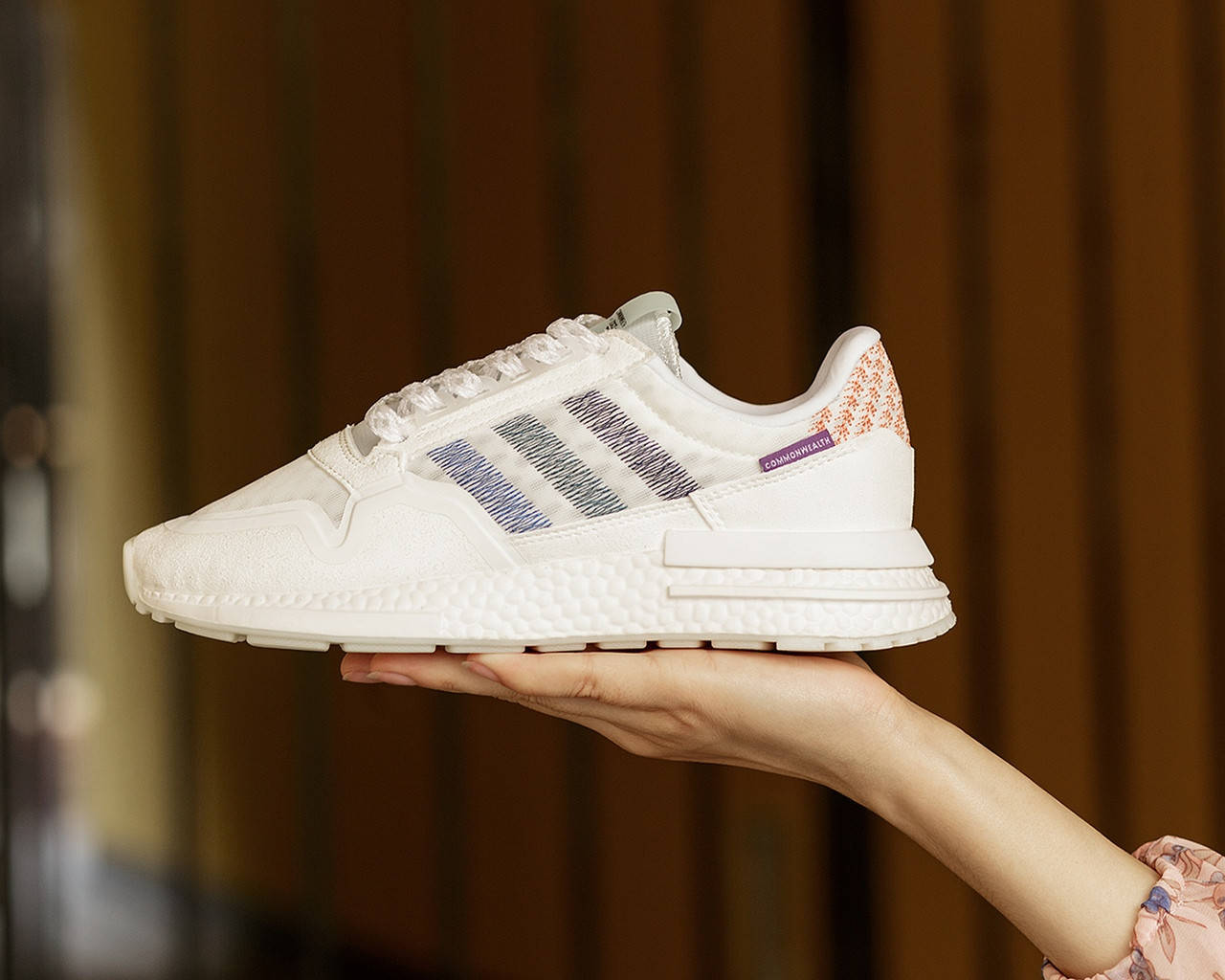 Adidas ZX 500 RM Commonwealth Женские осенние белые замшевые кроссовки. Женские кроссовки на шнурках
Adidas ZX 500 RM Commonwealth Женские осенние белые замшевые кроссовки. Женские кроссовки на шнурках