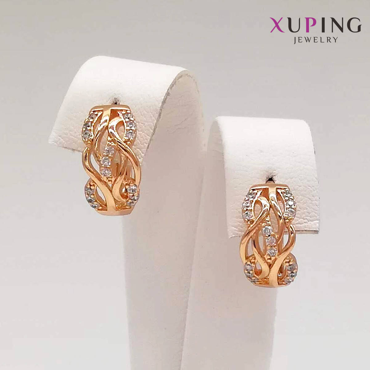 Серьги Xuping, размер 13х7 мм, белые фианиты (куб. цирконий), вес 2 г, позолота 18K, ХР00896 (1)
Серьги Xuping, размер 13х7 мм, белые фианиты (куб. цирконий), вес 2 г, позолота 18K, ХР00896 (1)