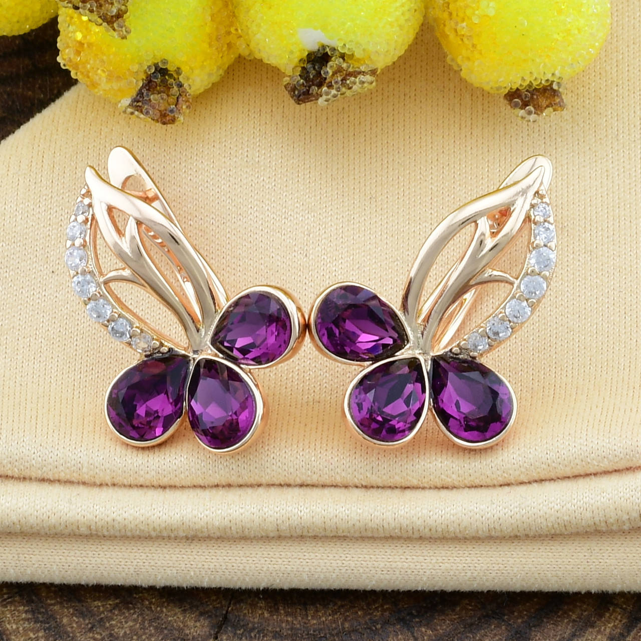 Серьги с кристаллами Swarovski 27537 размер 20х14 мм вес 4 г цвет аметистовый позолота 18К
Серьги с кристаллами Swarovski 27537 размер 20х14 мм вес 4 г цвет аметистовый позолота 18К