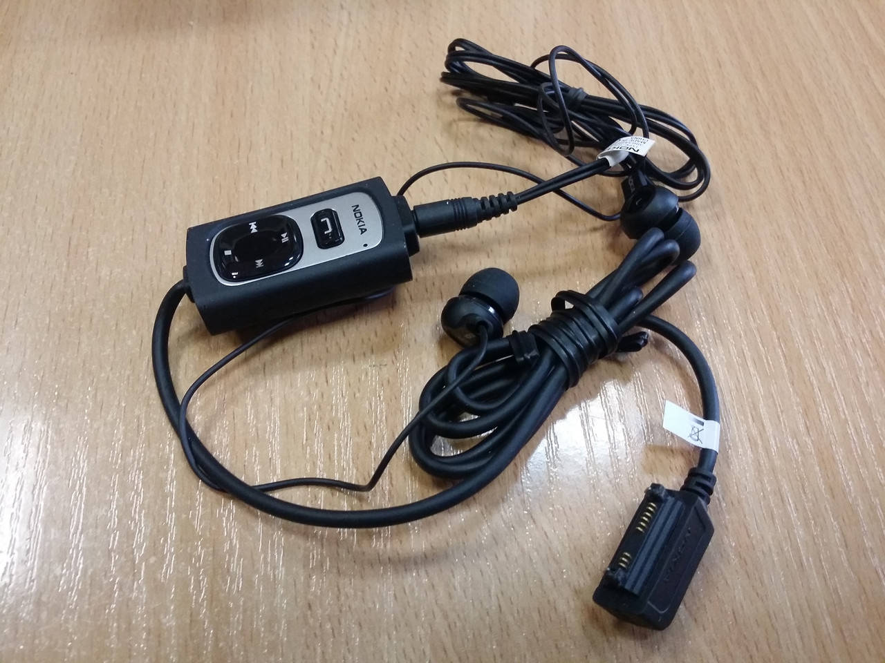 Оригинальные наушники-гарнитура для Nokia HS-20 AD-41 с пультом (вход гребенка)
Оригинальные наушники-гарнитура для Nokia HS-20 AD-41 с пультом (вход гребенка)