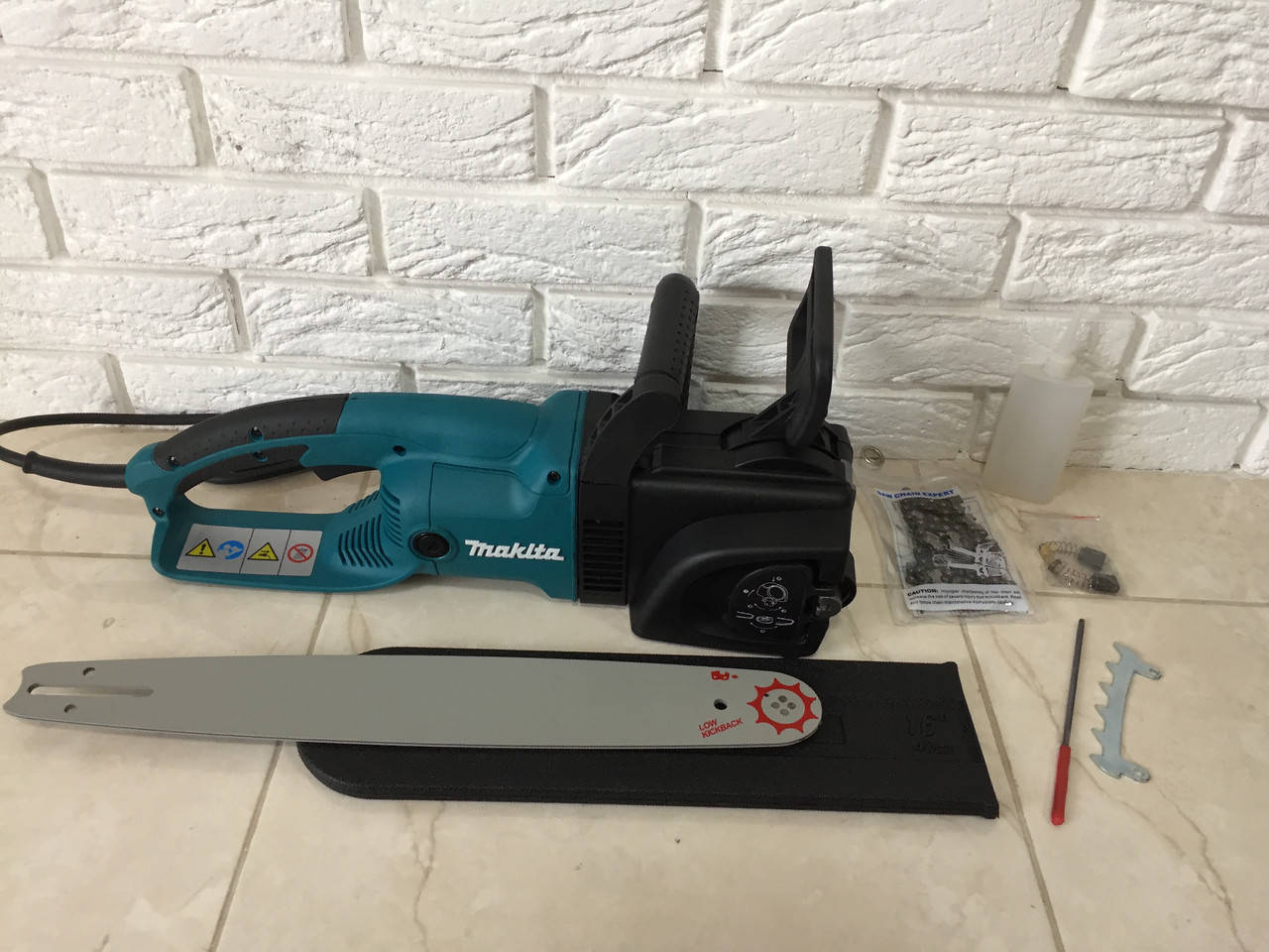 Электропила цепная Makita UC4030A : 2200Вт : 40см-шина 
Электропила цепная Makita UC4030A : 2200Вт : 40см-шина